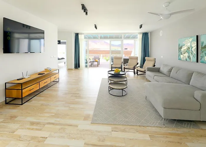 Villa Bella, Modern 4 Bed *