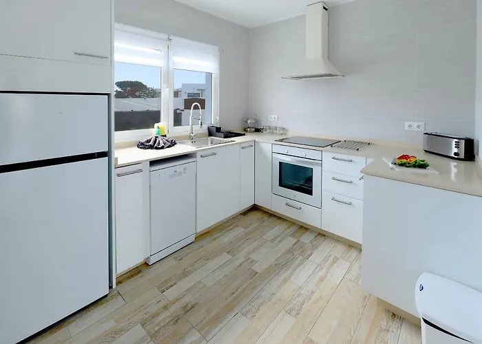 Bella, Modern 4 Bed Playa Blanca (Lanzarote)