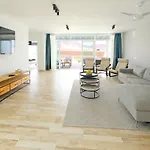 Villa Bella, Modern 4 Bed *