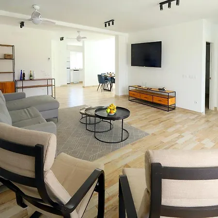 Bella, Modern 4 Bed Villa Playa Blanca